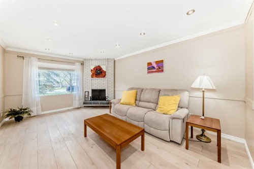 8-714 Willow Park Drive Se, Calgary, AB - Indoor Photo Showing Living Room