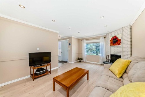 8-714 Willow Park Drive Se, Calgary, AB - Indoor Photo Showing Living Room