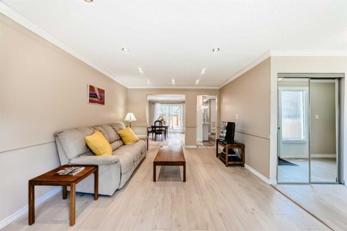 8-714 Willow Park Drive Se, Calgary, AB - Indoor Photo Showing Living Room
