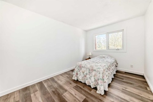 8-714 Willow Park Drive Se, Calgary, AB - Indoor Photo Showing Bedroom