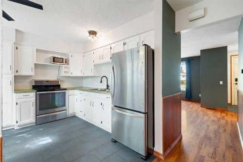 3226 Dover Crescent Se, Calgary, AB - Indoor Photo Showing Kitchen