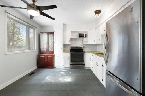 3226 Dover Crescent Se, Calgary, AB - Indoor Photo Showing Kitchen