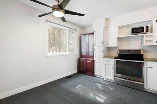 3226 Dover Crescent Se, Calgary, AB - Indoor Photo Showing Kitchen