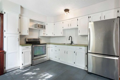 3226 Dover Crescent Se, Calgary, AB - Indoor Photo Showing Kitchen