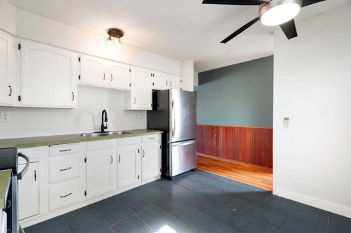 3226 Dover Crescent Se, Calgary, AB - Indoor Photo Showing Kitchen
