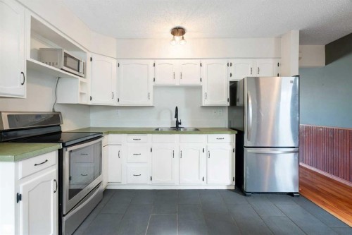 3226 Dover Crescent Se, Calgary, AB - Indoor Photo Showing Kitchen