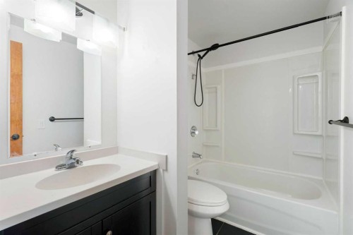 3226 Dover Crescent Se, Calgary, AB - Indoor Photo Showing Bathroom