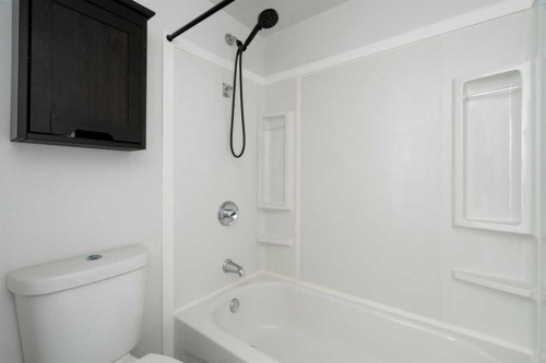 3226 Dover Crescent Se, Calgary, AB - Indoor Photo Showing Bathroom