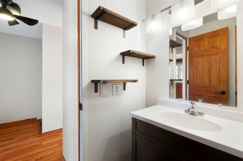 3226 Dover Crescent Se, Calgary, AB - Indoor Photo Showing Bathroom