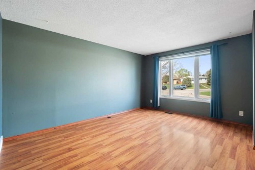 3226 Dover Crescent Se, Calgary, AB - Indoor Photo Showing Other Room