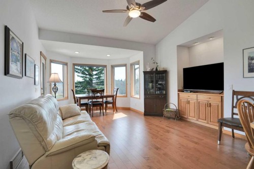 82 Valley Ridge Point Nw, Calgary, AB - Indoor Photo Showing Living Room