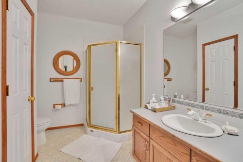82 Valley Ridge Point Nw, Calgary, AB - Indoor Photo Showing Bathroom