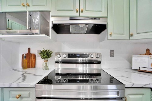 19 Taravista Gardens Ne, Calgary, AB - Indoor Photo Showing Kitchen