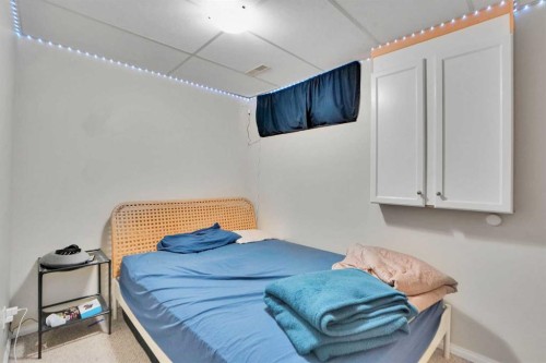 19 Taravista Gardens Ne, Calgary, AB - Indoor Photo Showing Bedroom