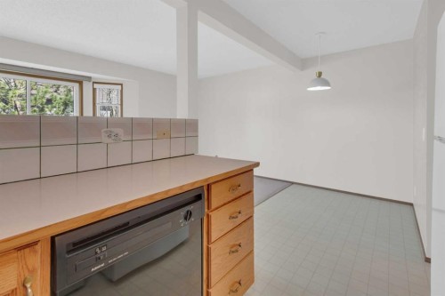 216 Shawinigan Drive Sw, Calgary, AB - Indoor Photo Showing Kitchen