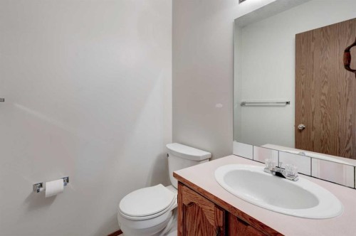 216 Shawinigan Drive Sw, Calgary, AB - Indoor Photo Showing Bathroom
