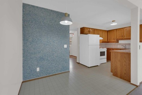 216 Shawinigan Drive Sw, Calgary, AB - Indoor Photo Showing Kitchen