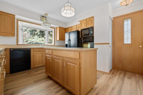 444 Woodland Crescent Se, Calgary, AB - Indoor Photo Showing Kitchen