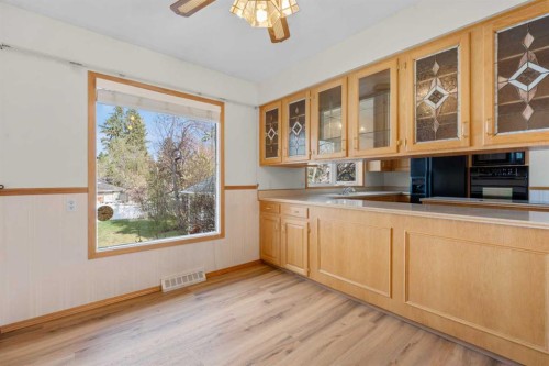 444 Woodland Crescent Se, Calgary, AB - Indoor