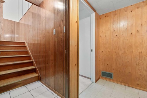 444 Woodland Crescent Se, Calgary, AB - Indoor Photo Showing Other Room