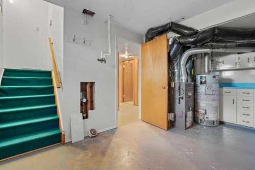 444 Woodland Crescent Se, Calgary, AB - Indoor