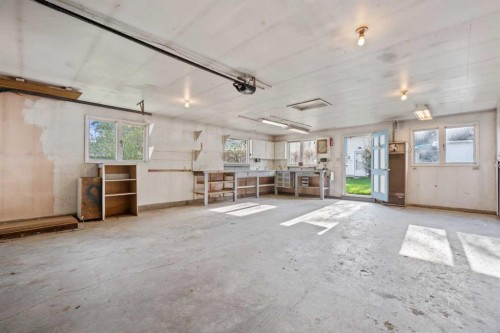 444 Woodland Crescent Se, Calgary, AB - Indoor Photo Showing Garage