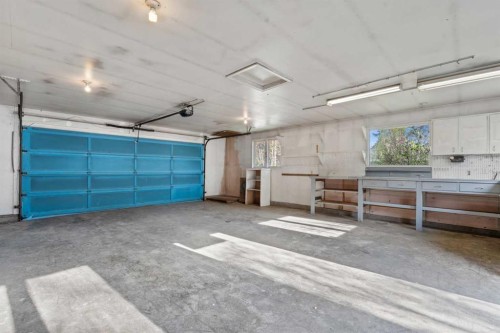 444 Woodland Crescent Se, Calgary, AB - Indoor Photo Showing Garage