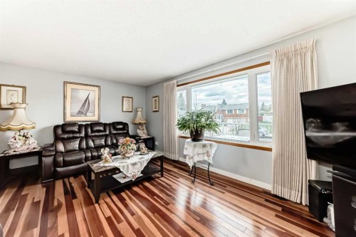 247 Huntford Way Ne, Calgary, AB - Indoor Photo Showing Living Room