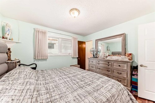 247 Huntford Way Ne, Calgary, AB - Indoor Photo Showing Bedroom