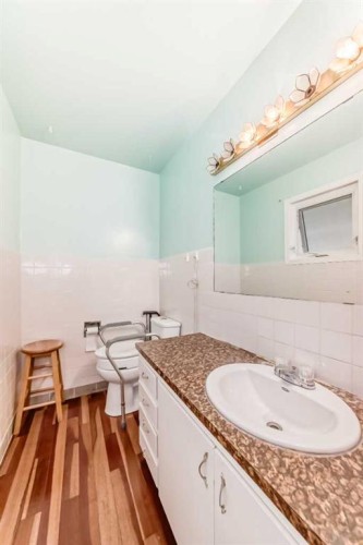 247 Huntford Way Ne, Calgary, AB - Indoor Photo Showing Bathroom