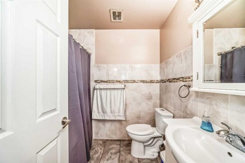 247 Huntford Way Ne, Calgary, AB - Indoor Photo Showing Bathroom