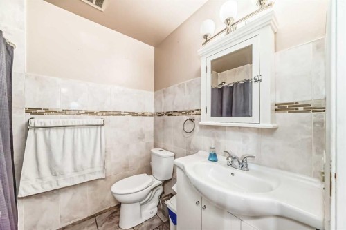 247 Huntford Way Ne, Calgary, AB - Indoor Photo Showing Bathroom