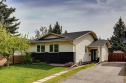68 Woodmont Rise SW Calgary, AB T2W 4L5