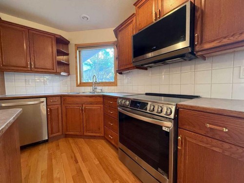 2 Terrace Place, Canmore, AB - Indoor Photo Showing Kitchen