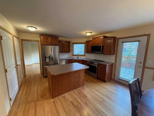 2 Terrace Place, Canmore, AB - Indoor Photo Showing Kitchen