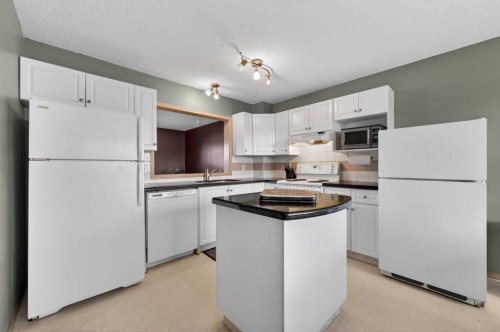 33 Harvest Oak Circle Ne, Calgary, AB - Indoor Photo Showing Kitchen