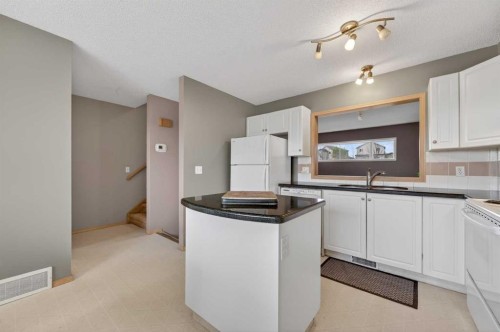 33 Harvest Oak Circle Ne, Calgary, AB - Indoor Photo Showing Kitchen