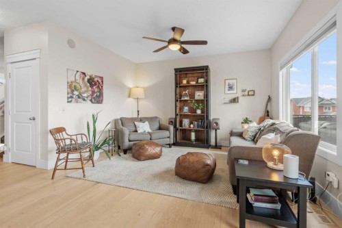 10 Heritage View, Cochrane, AB - Indoor Photo Showing Living Room