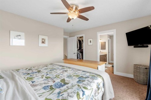 10 Heritage View, Cochrane, AB - Indoor Photo Showing Bedroom