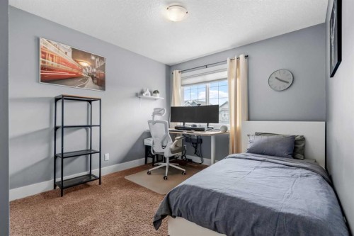 10 Heritage View, Cochrane, AB - Indoor Photo Showing Bedroom