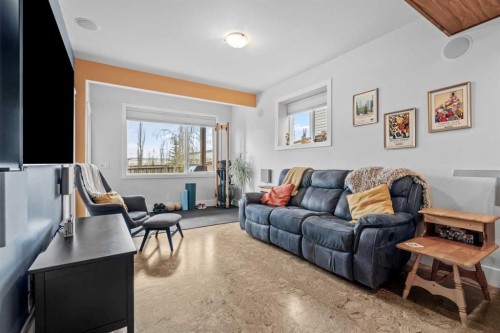10 Heritage View, Cochrane, AB - Indoor Photo Showing Living Room
