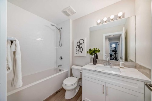 80 Coachway Gardens Sw, Calgary, AB - Indoor Photo Showing Bathroom