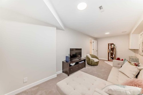 80 Coachway Gardens Sw, Calgary, AB - Indoor