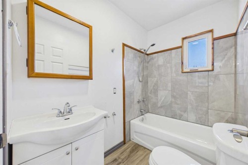 4712 51 Avenue, Alix, AB - Indoor Photo Showing Bathroom