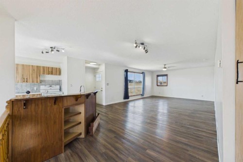 4712 51 Avenue, Alix, AB - Indoor Photo Showing Kitchen