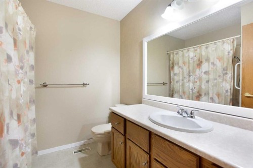 8-118 Strathcona Road Sw, Calgary, AB - Indoor Photo Showing Bathroom