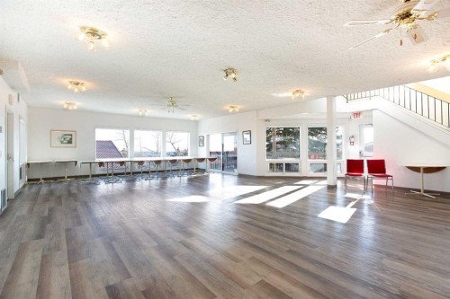 8-118 Strathcona Road Sw, Calgary, AB - Indoor