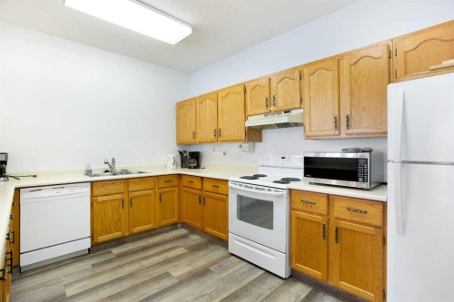 8-118 Strathcona Road Sw, Calgary, AB - Indoor Photo Showing Kitchen With Double Sink