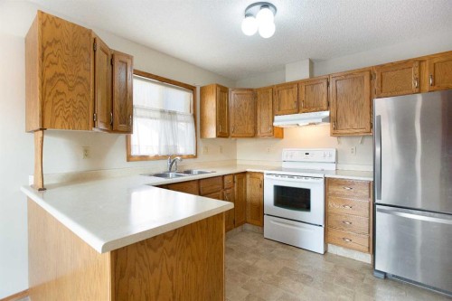 8-118 Strathcona Road Sw, Calgary, AB - Indoor Photo Showing Kitchen With Double Sink