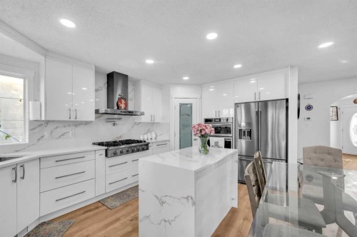300 Taracove Estate Drive Ne, Calgary, AB - Indoor Photo Showing Kitchen With Upgraded Kitchen
